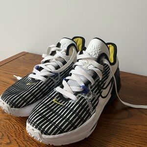 Nike LeBron Witness 6 Youth Basketball Shoes